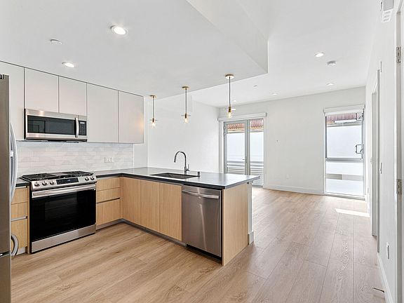 3rd image of 1001 N Fairfax Ave #306