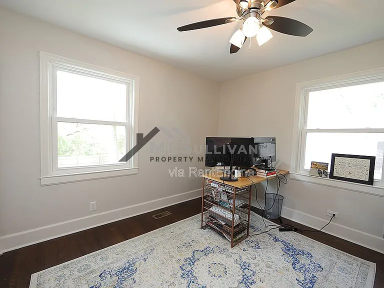 411 N Maple St — Photo 17