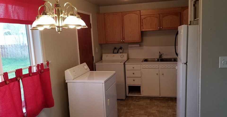 2nd image of 756 Myrtle St