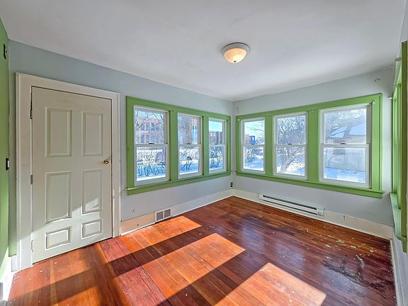 3rd image of 727 3rd Ave NE