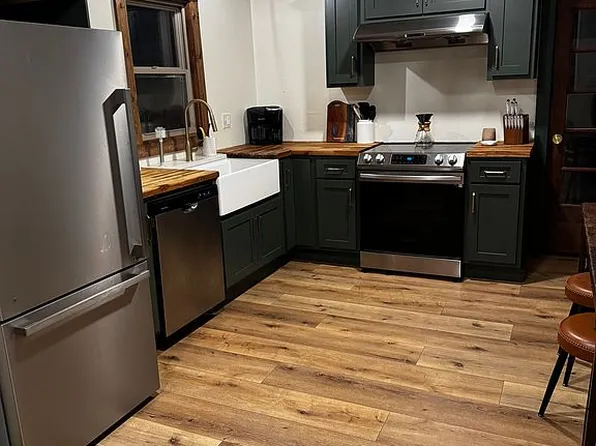 307 W 5th St, Grove, OK 74344