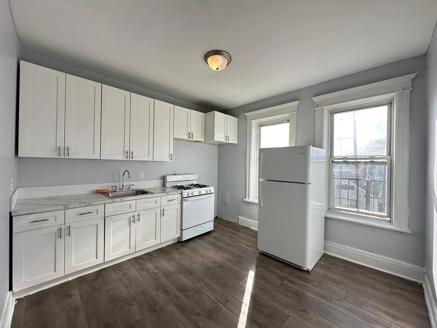 43 Grant Ave — Photo 2