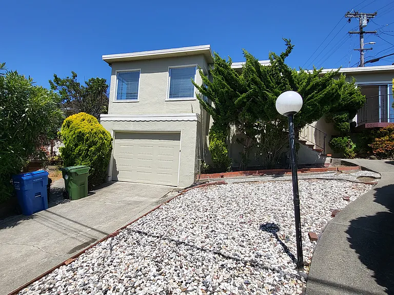 906 Balra Dr — Photo 2