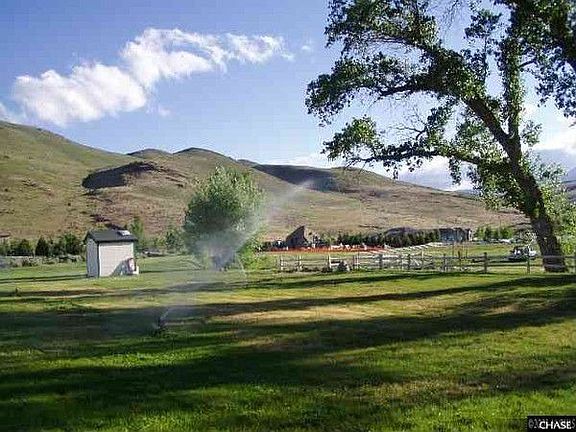 Close to shopping and schools