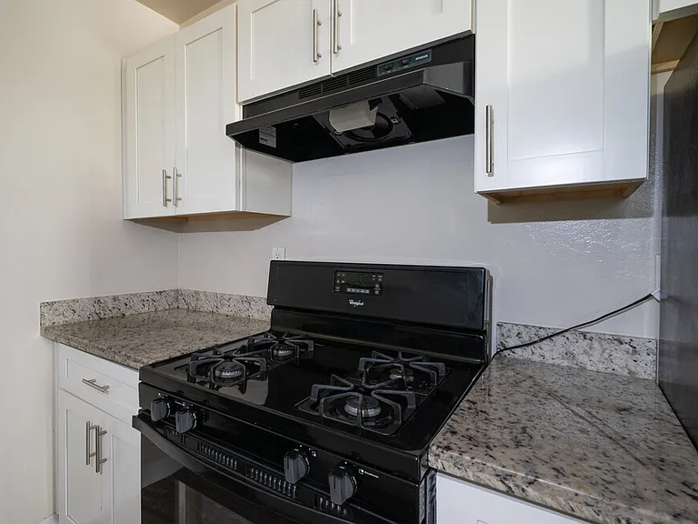 Kingston Place Apartments — Photo 15
