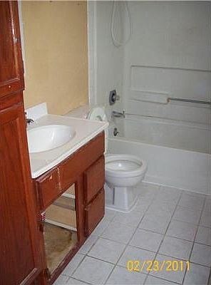 4th image of 6828 Laurelview Dr
