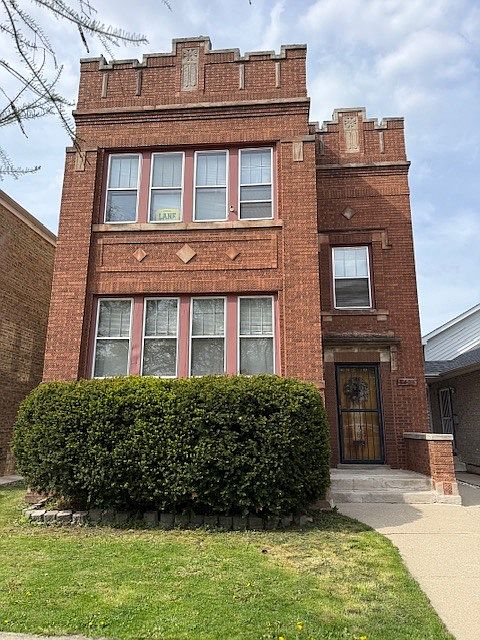 1st image of 5428 W Cornelia Ave