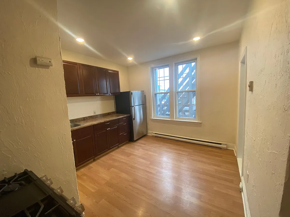 Building Photo - 520 Saratoga St #1