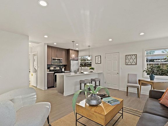 4th image of 4752 College Ave