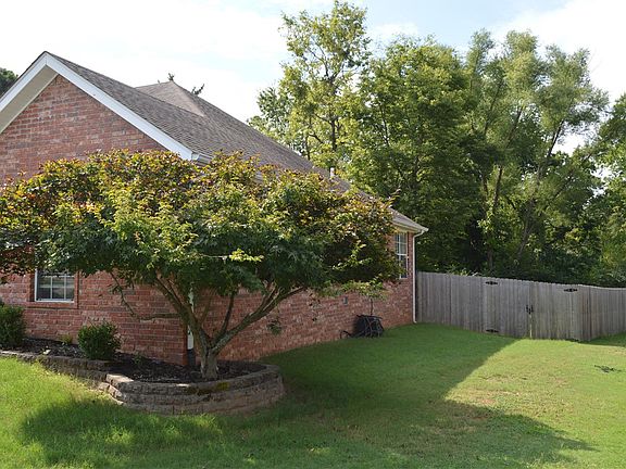 2nd image of 1609 E Wellsley Pl