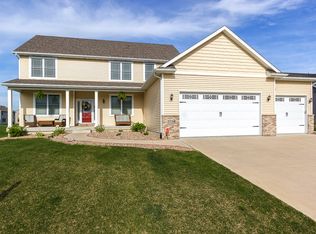 5716 Charlie Chase Ln, Bettendorf, IA 52722