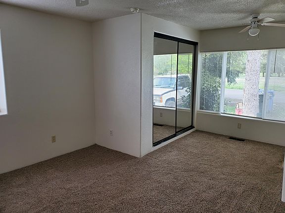 2nd image of 910 Park Ave NE