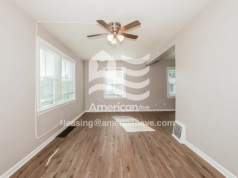 585218_002_wm_-_living_room_13048169.jpg