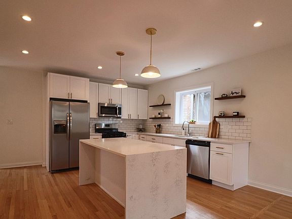 3rd image of 6711 S Paxton Ave #25