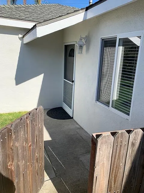 3 bed, 1000 sqft, $4,200 — Photo 1