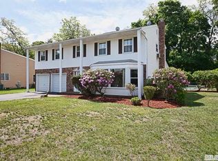 36 Darcy Cir, Islip, NY 11751