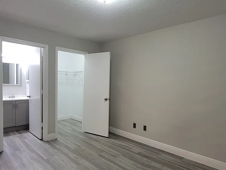 6148 Westgate Dr #103 — Photo 32