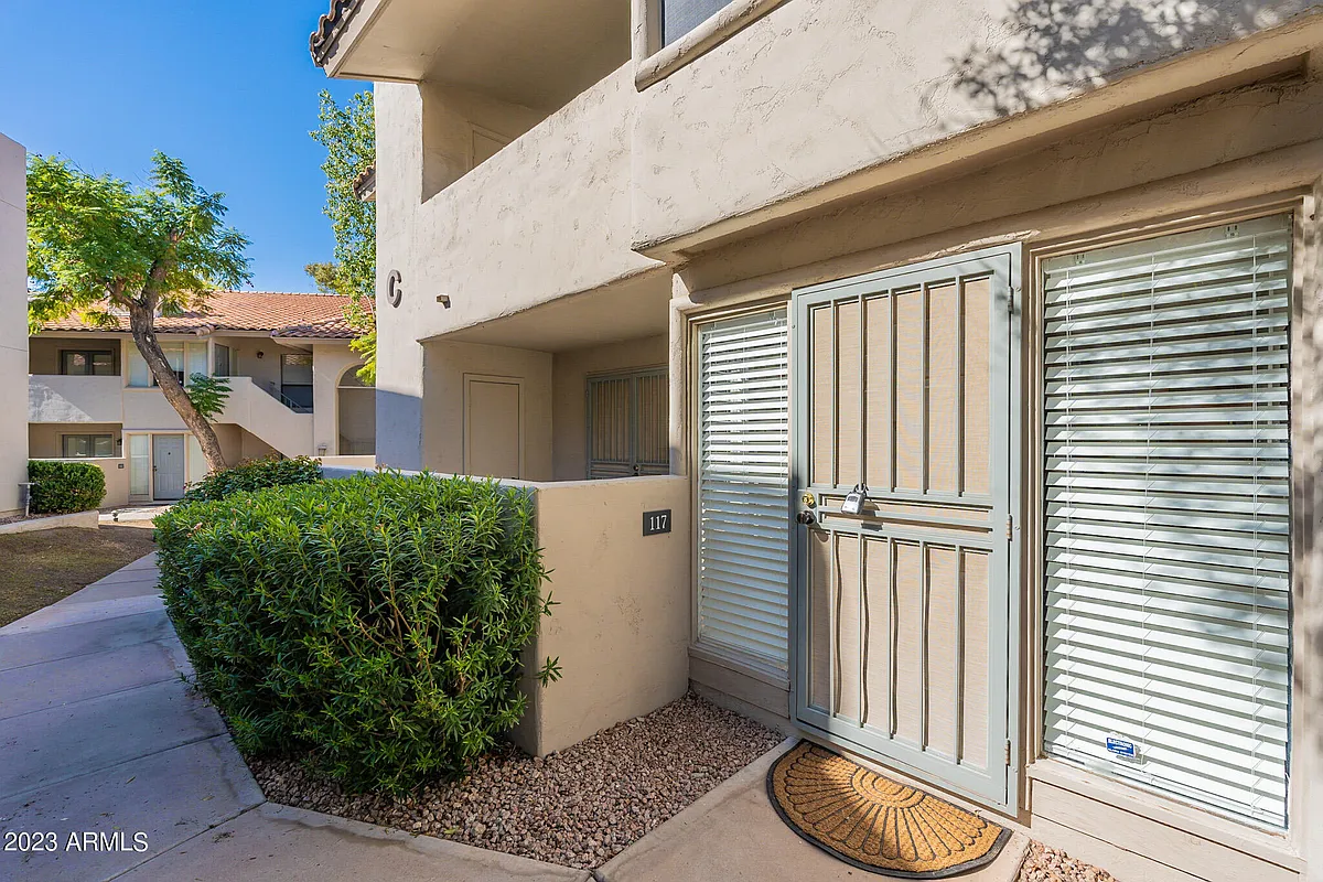 Building Photo - 1820 E Morten Ave #117