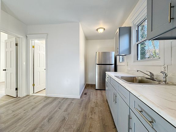 4th image of 270 Gordon St Floor 1