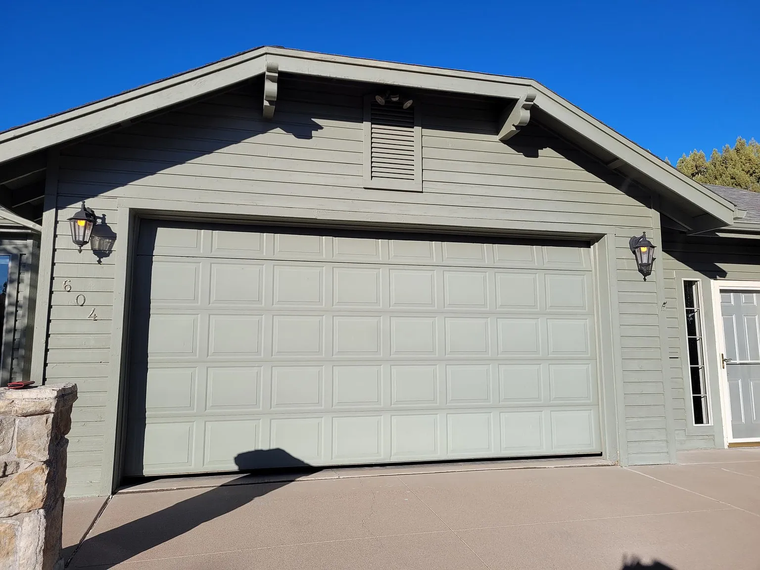 604 E Phoenix St — Photo 3