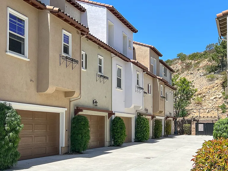 2110 Silverado St — Photo 35