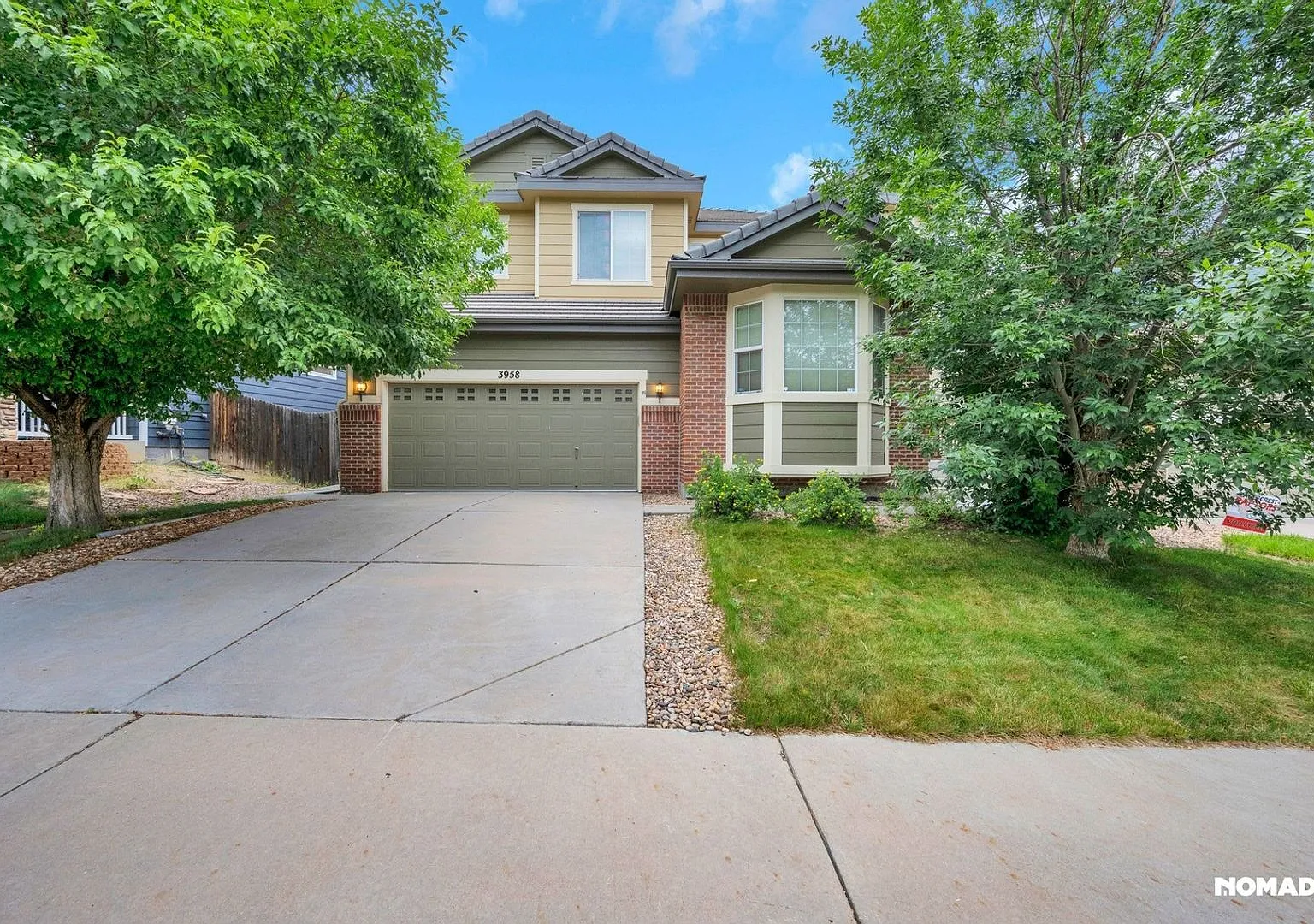Spacious 4BR House in Aurora — Photo 1
