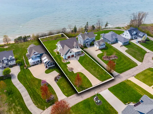 7370 Highfield Beach Dr, South Haven, MI 49090