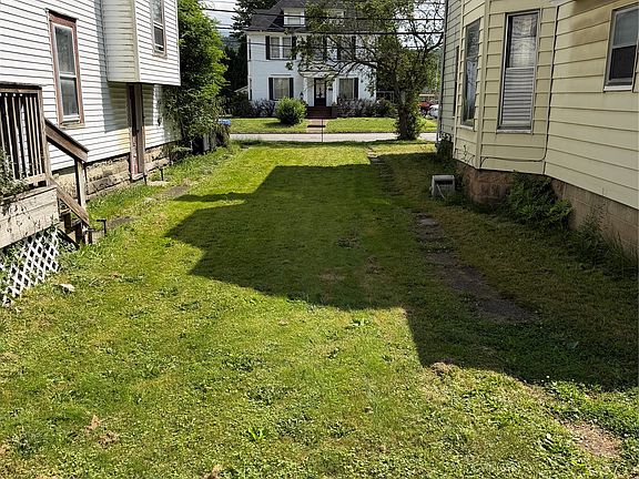4th image of 136 Grant St