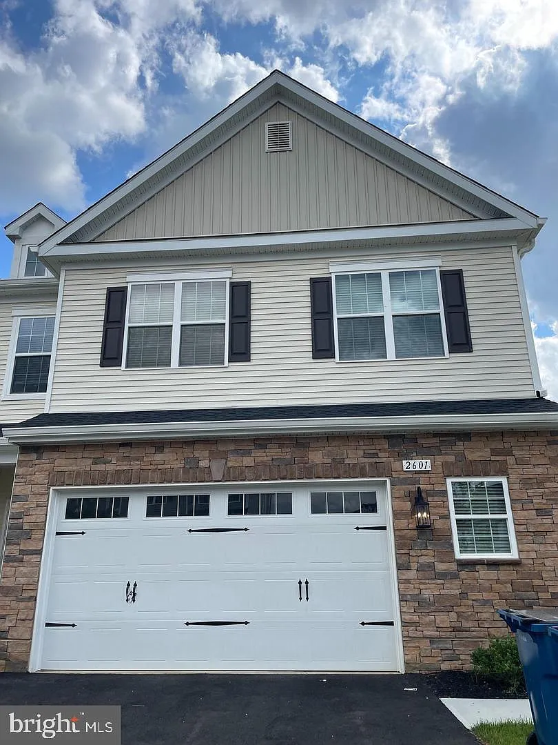 3 bed, 3.5 bath, 2266 sqft, $5,300 — Photo 2