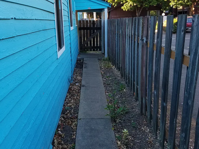 239 SE Lilly Ave — Photo 2