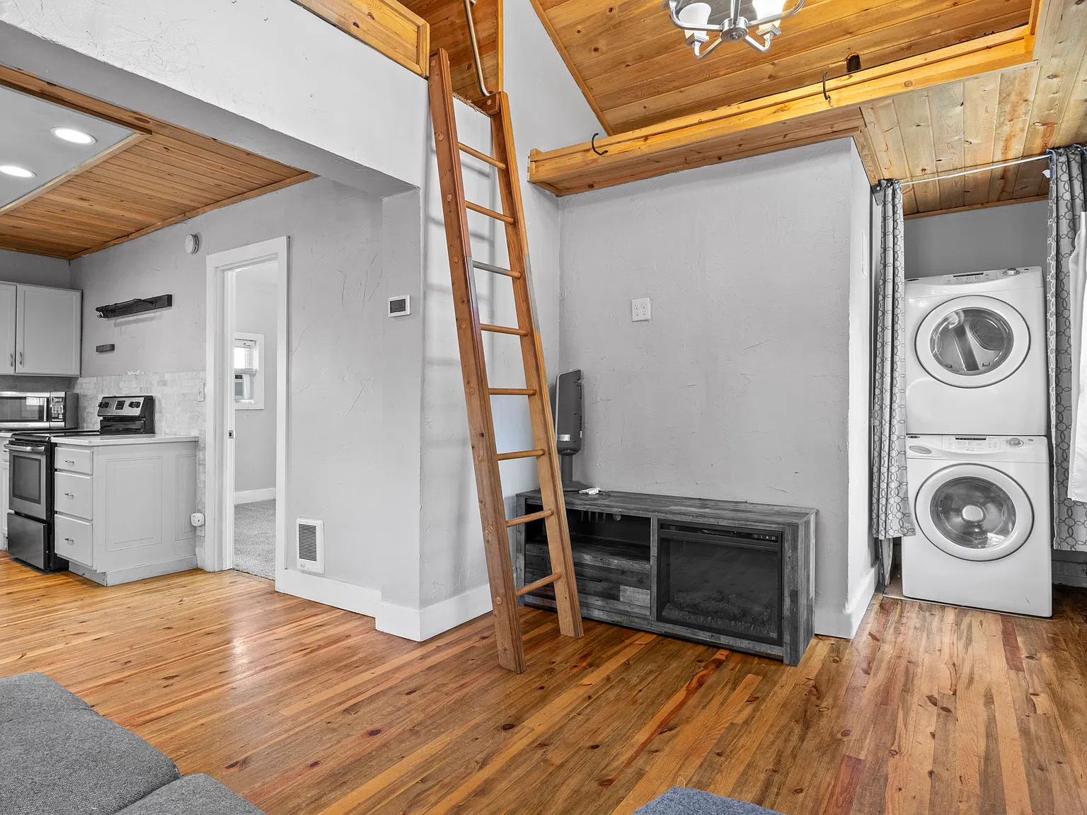 4792 Broadway — Photo 2