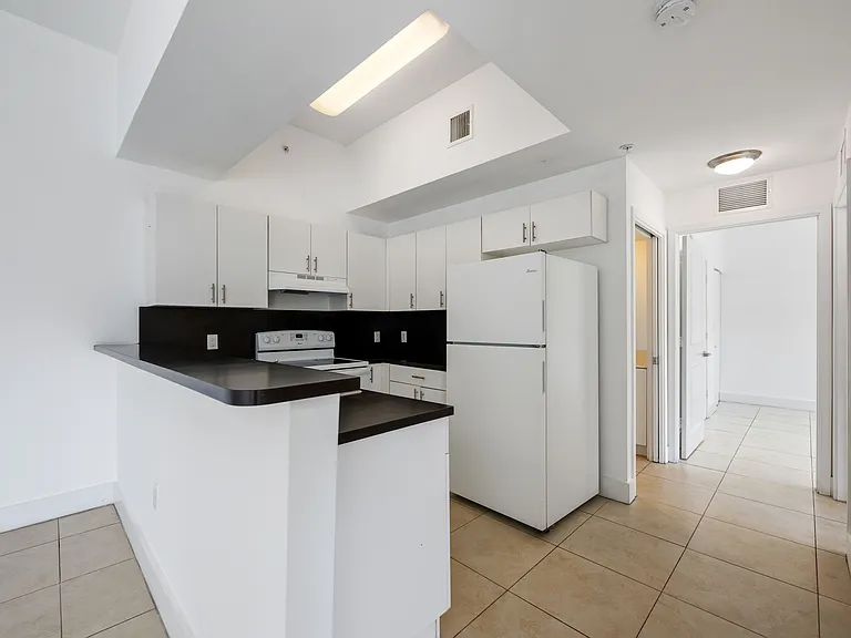 900 SW 7th St #505 — Photo 13