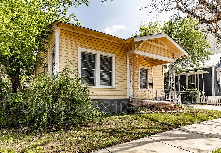 323 Barrera St — Photo 3