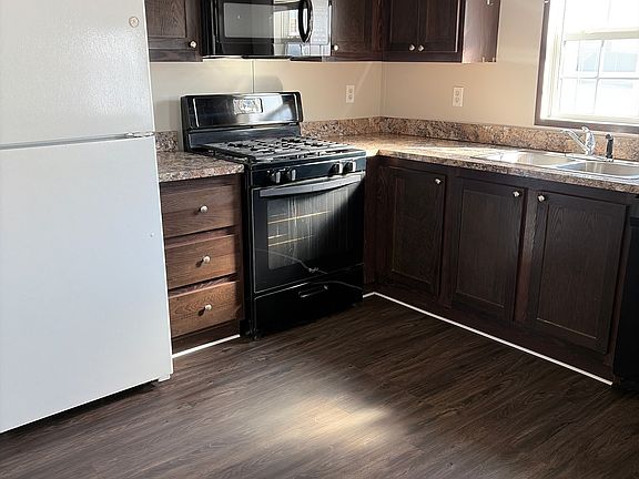 3rd image of 214 Lakeshore Cir #214