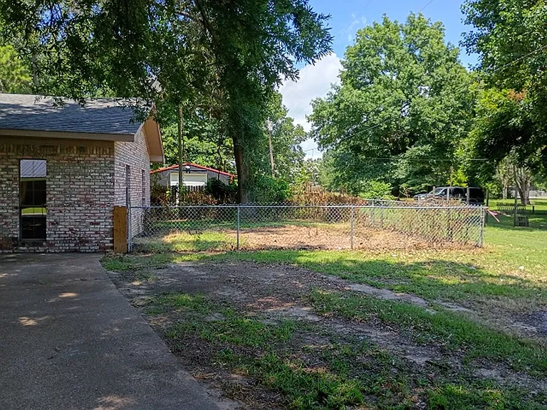 300 Slayden St — Photo 2
