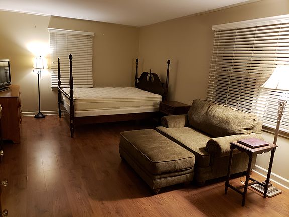 Master Bedroom 20' x 11' 8"