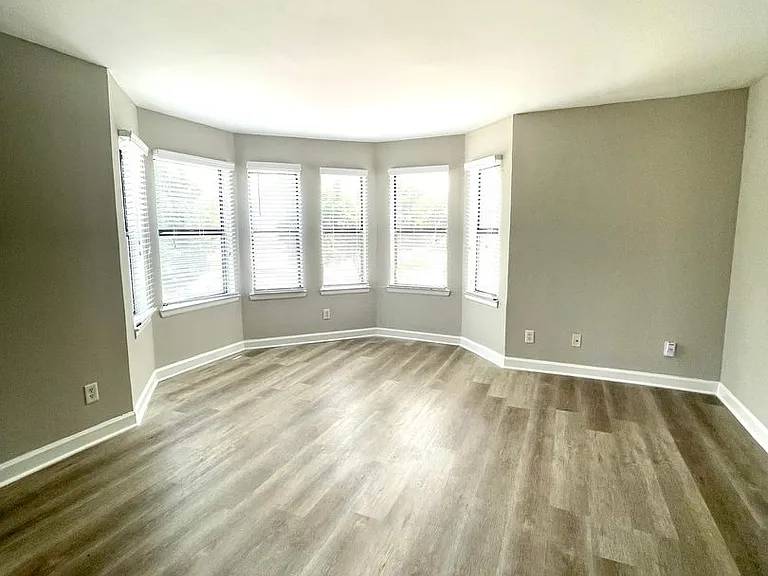 415 W 10th St — Photo 13