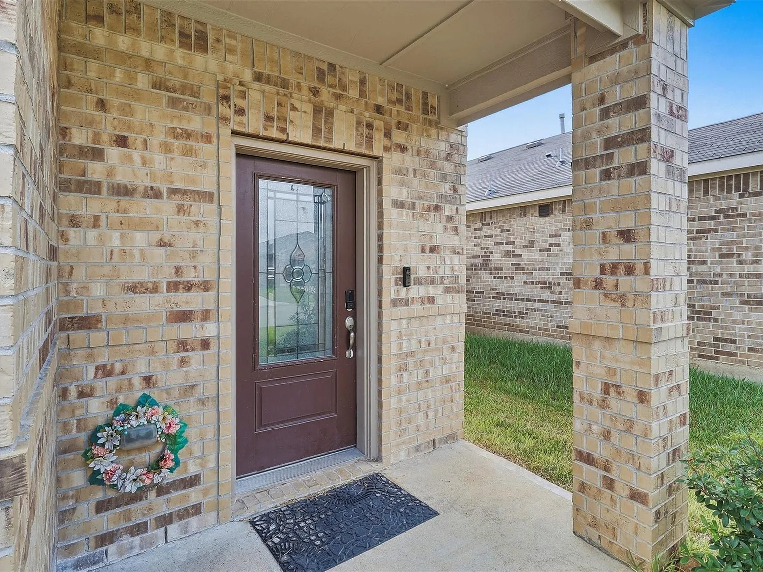 4 bed, 2.5 bath, 2322 sqft, $2,500 — Photo 3