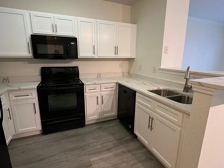 202 E South St #1038 — Photo 7