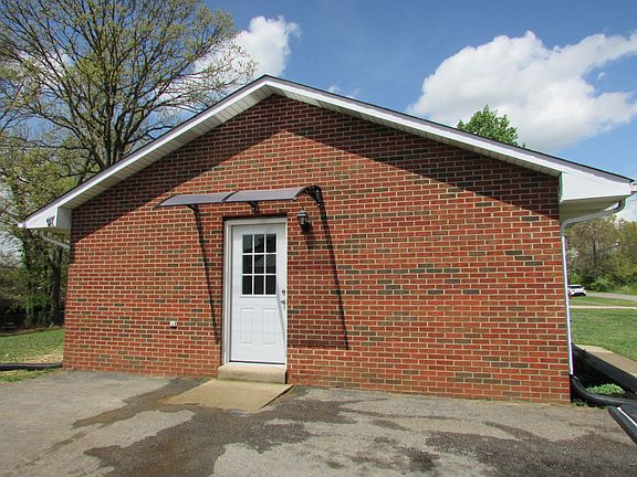 3rd image of 1007 Hillcrest Dr