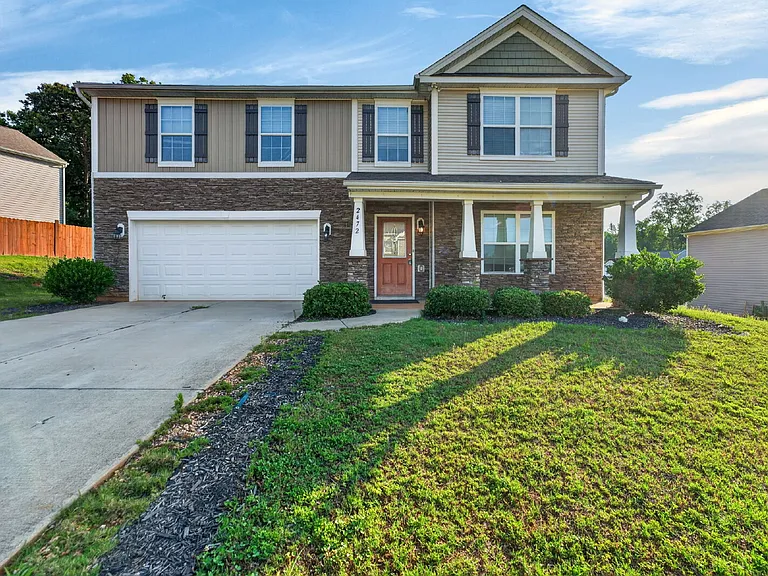 2472 Melfield Dr — Photo 2