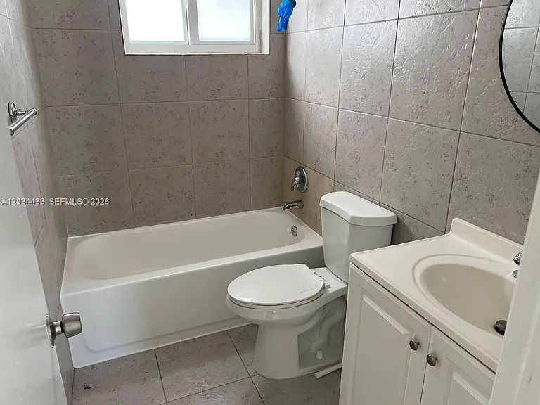 910 N 56th Ave #1 — Photo 9