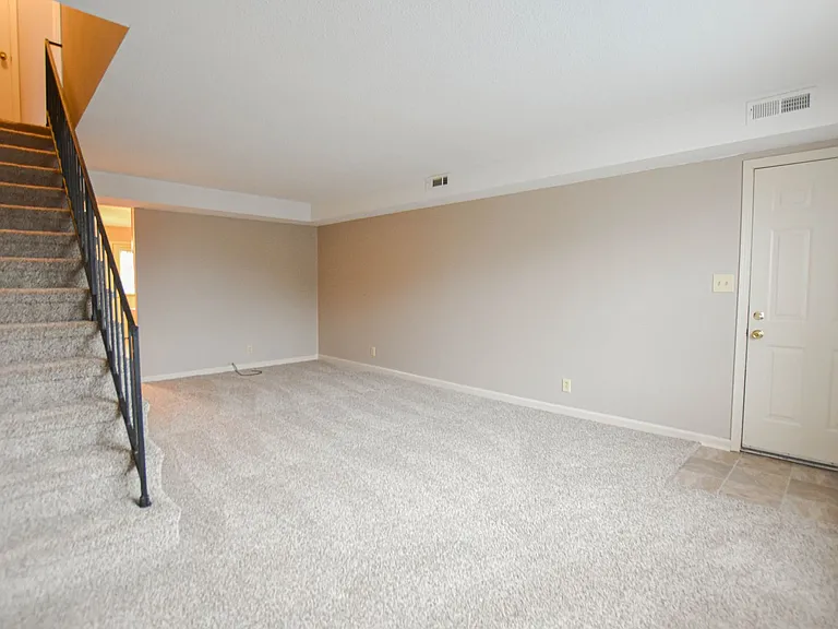 1533 E Knollwood Cir — Photo 2