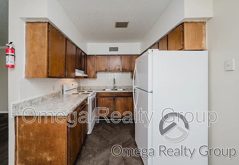 South Court Apartments — Photo 20