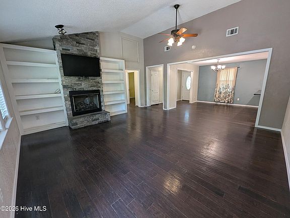 3rd image of 190 Lee Court