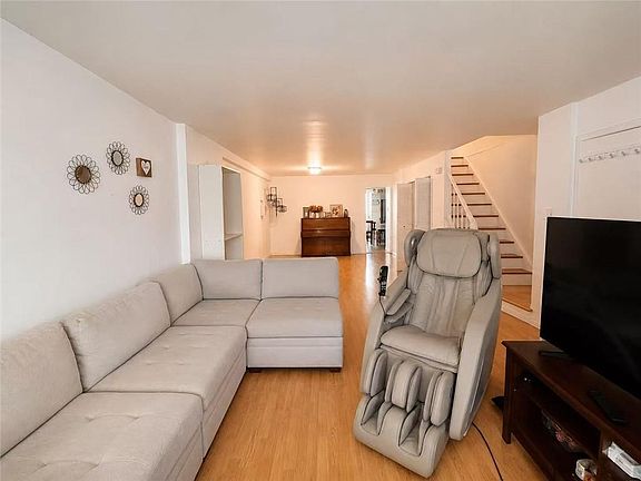 3rd image of 8 Field St