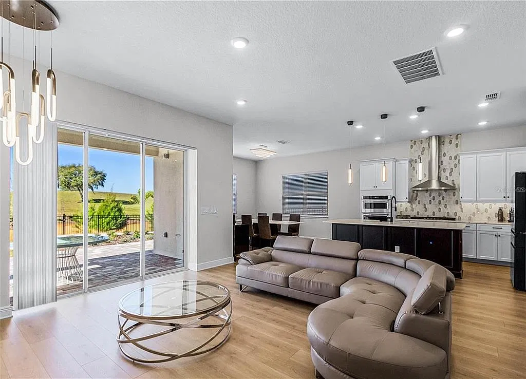 4 bed, 3.5 bath, 2837 sqft, $6,000 — Photo 4