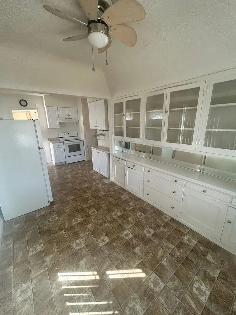 Charming 3 bedroom cottage with lawn service in North Hanford — Photo 3