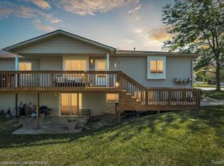 9347 Parkview Cir, Grand Blanc, MI 48439