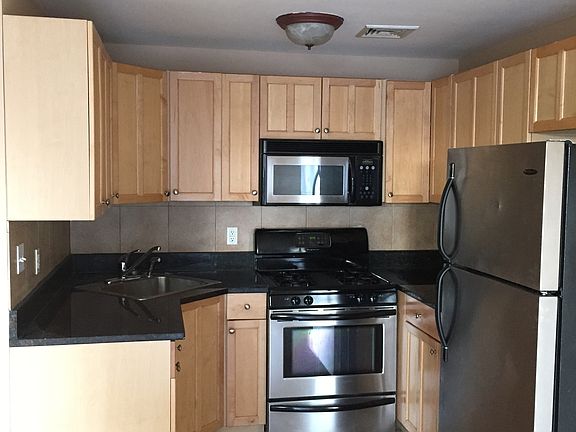 4th image of 2522 14th Pl APT 3F